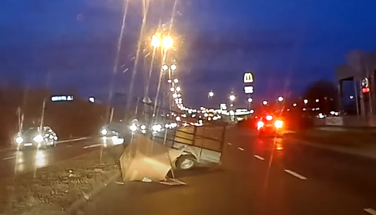 Elszabadult utánfutó csapódott a belső sávba az M5-ös kivezetőjén – videó