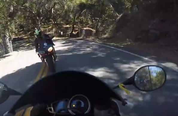 Motorosok is tudnak frontálisan ütközni – videó