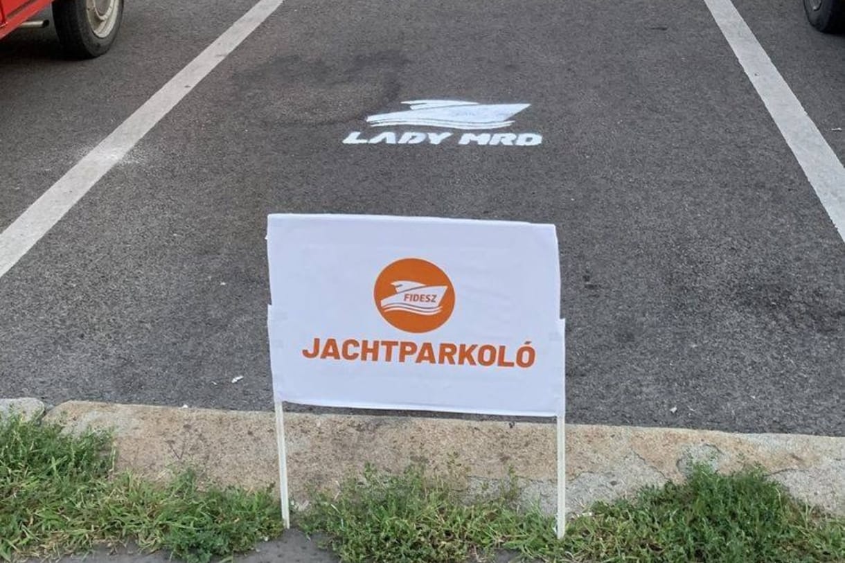 Strasbourgig viszik a külügy elé a járdára festett jachtparkoló ügyét