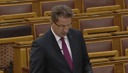 Szópárbajt vívott az ellenzék és a kormány a veszélyhelyzet meghosszabbításáról a parlamentben