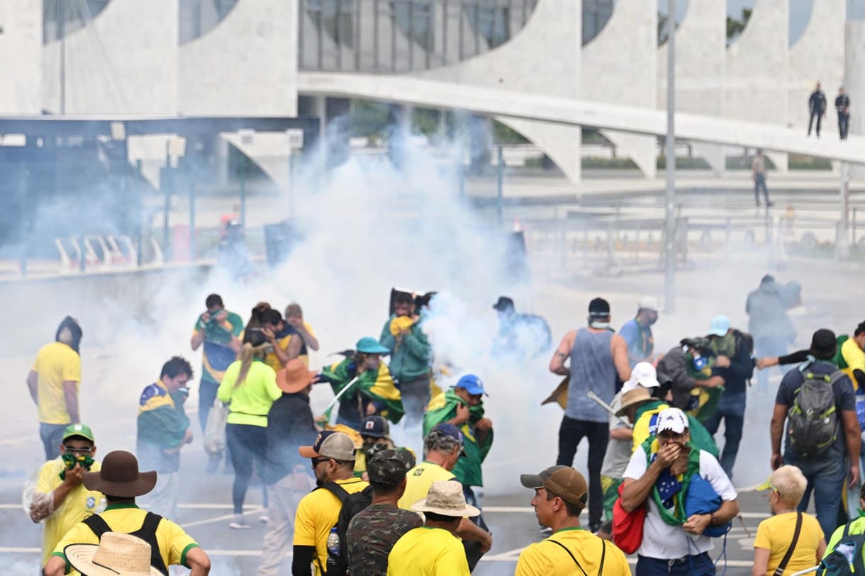 Megrohamozták a brazil kongresszus épületét Bolsonaro hívei
