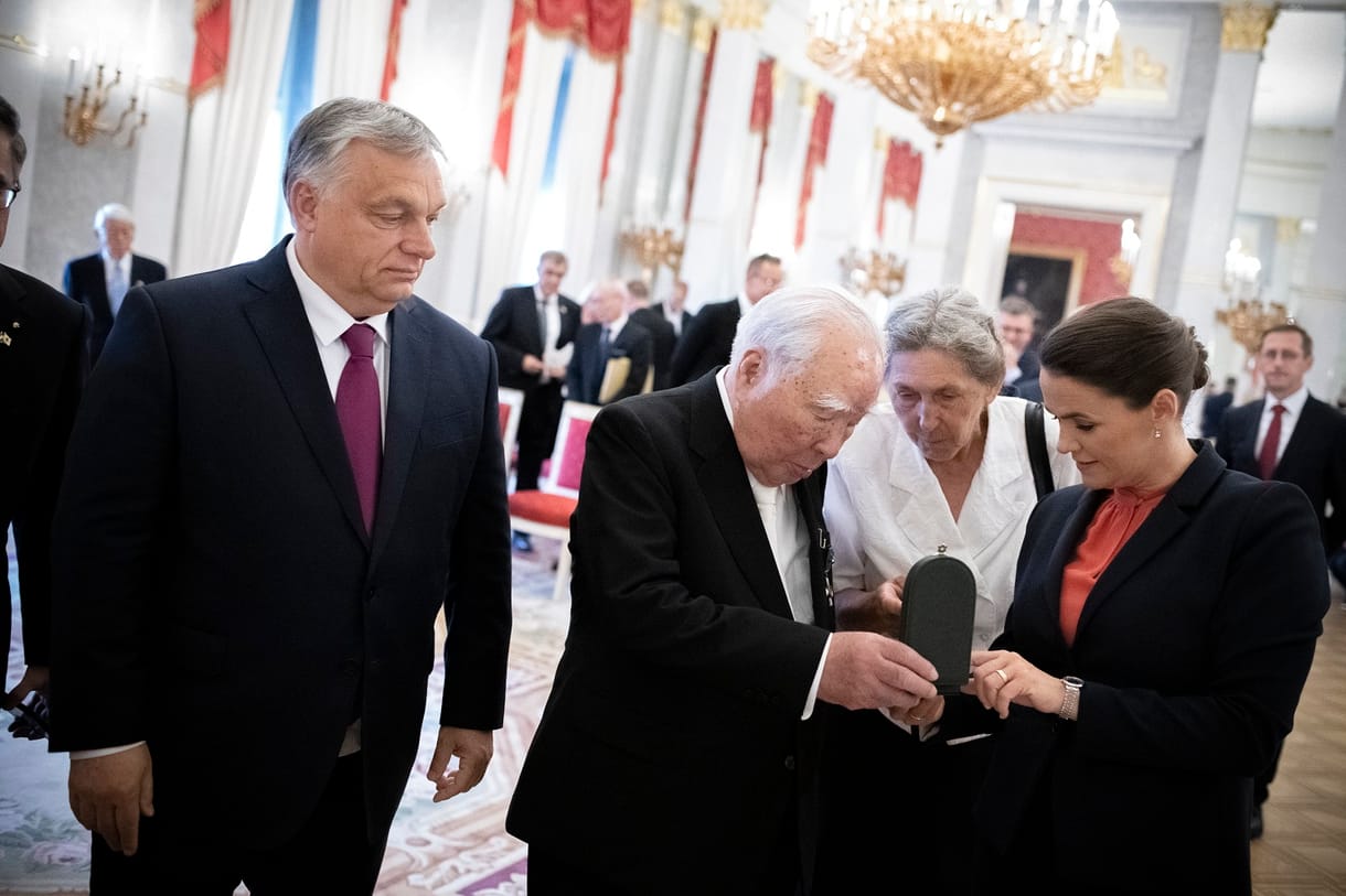 Orbán Viktor és Novák Katalin kitüntette a Suzuki elnökét