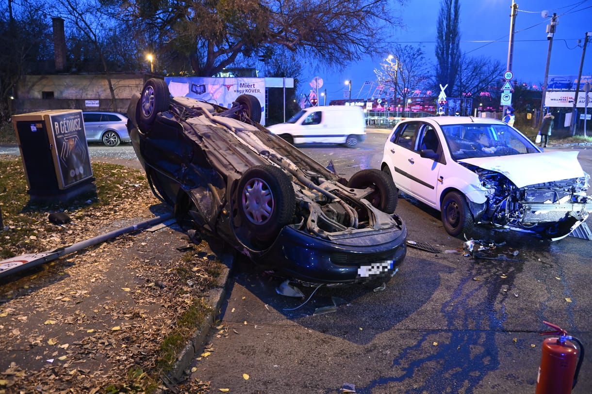 Többen megsérültek, amikor három autó ütközött Kispesten
