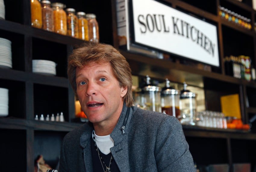 Jon Bon Jovi mentette meg egy hídról leugrani készülő nő életét