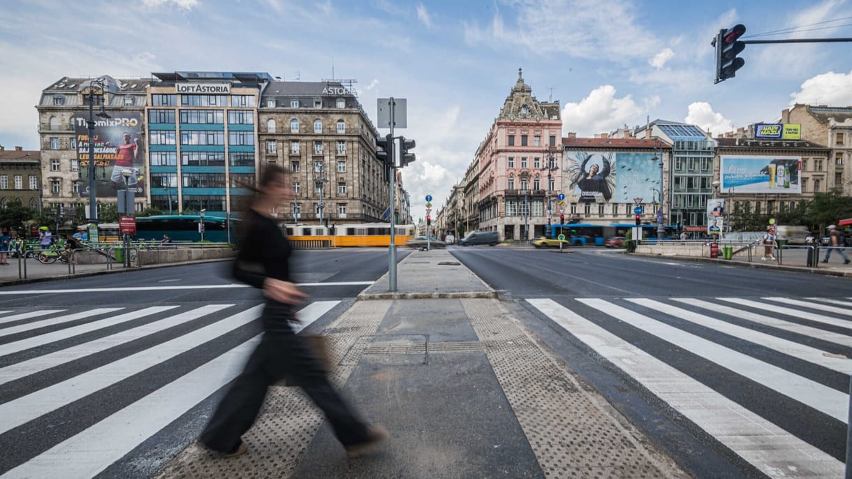 Megépült az új zebra az Astoriánál