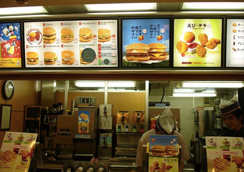 Váratlan újítás a japán McDonald’sokban: a mosdóban ingyen fertőtleníthetők a telefonok