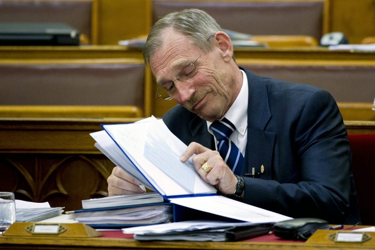 Saját rendőreit is lefejezi Pintér