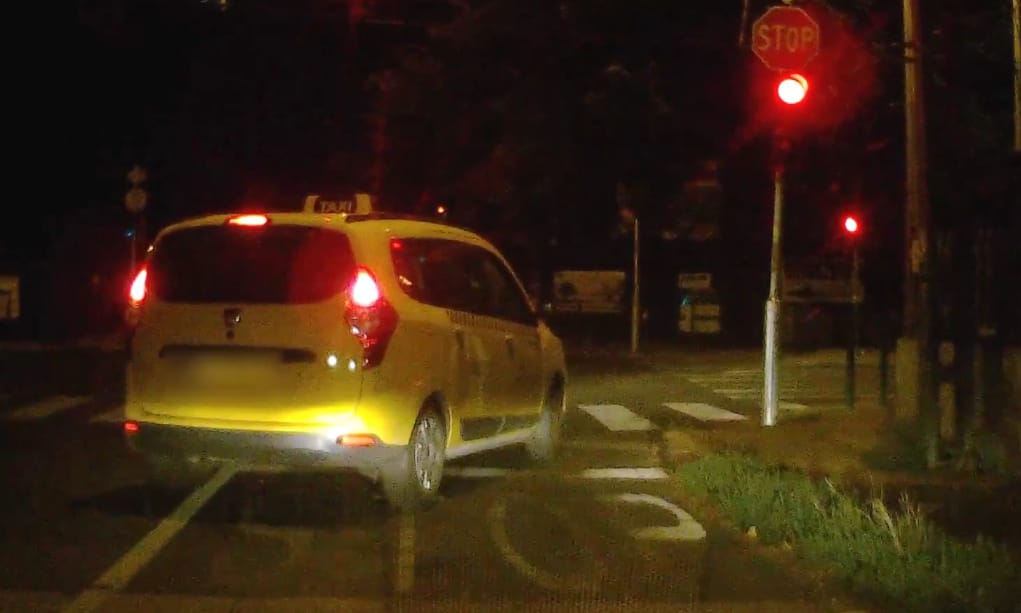 A nap videója: a budapesti taxis, aki pillanatokon belül több szabályt is megsért