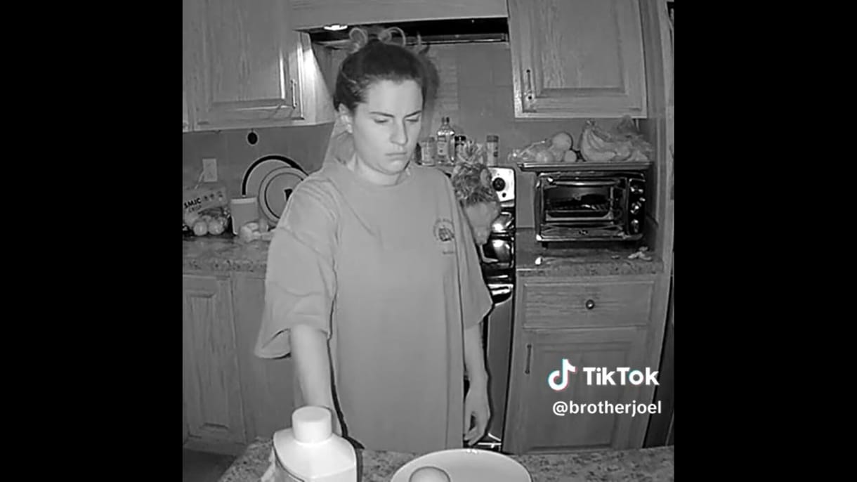Videókat oszt meg éjjeli kalandjairól az alvajáró influenszer