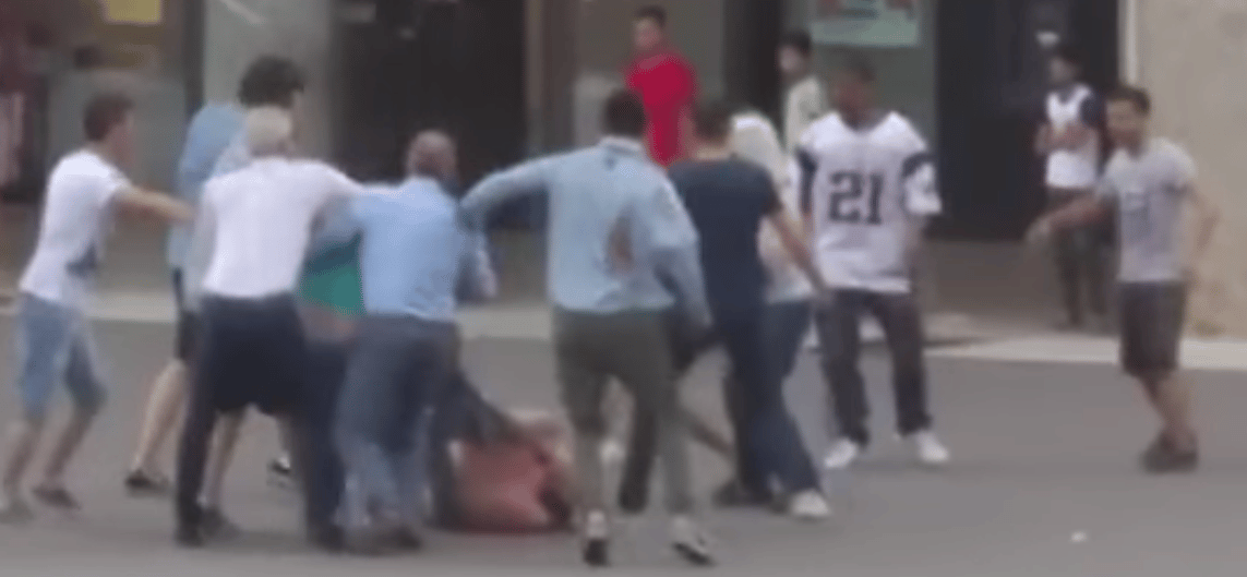 Videó: Bunyó volt a főtéren, a rendőr csak nézte