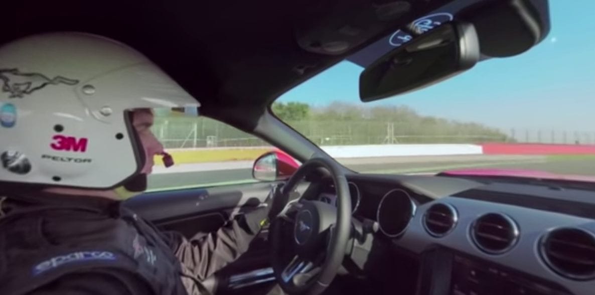 360 fokos videó egy száguldó Ford Mustanggal