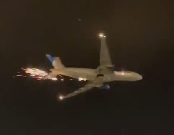 Már a levegőben volt ez az utasszállító, amikor a szárny alatti része vadul szikrázni kezdett – videó