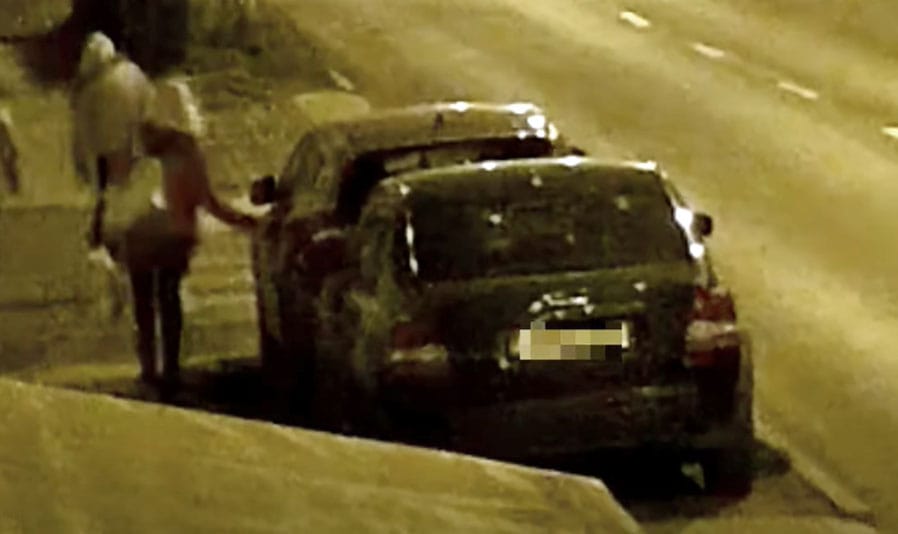 Ittasan sétálgató nő karcolt végig három autót Szegeden – videó