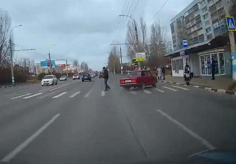 Így kell megszégyeníteni a profi autóversenyzőket egy utcai Ladával – videó