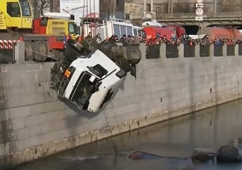 Videóra vették, ahogy egy tartályos kamion belezuhan a folyóba