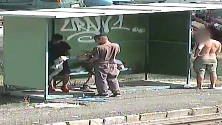 Alvó embert fosztottak ki Budapesten, keresik őket – videó