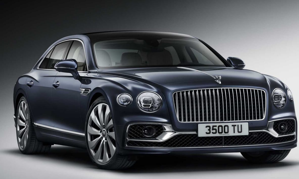 Videó: így száguld 340-nel az autópályán a Bentley hatalmas új luxusautója