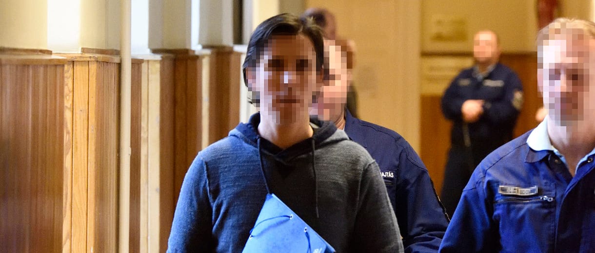 Az MSZP-s Czeglédy Csaba tanúként is vezetőszáron érkezett a bíróságra