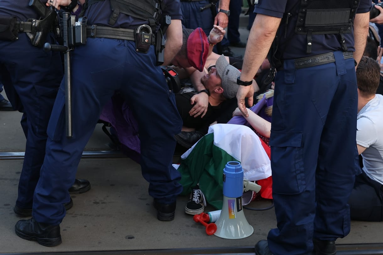 Hadházy Ákos egyszemélyes demonstrációja a Szabadság hídon ért véget – ilyen volt a keddi tüntetés