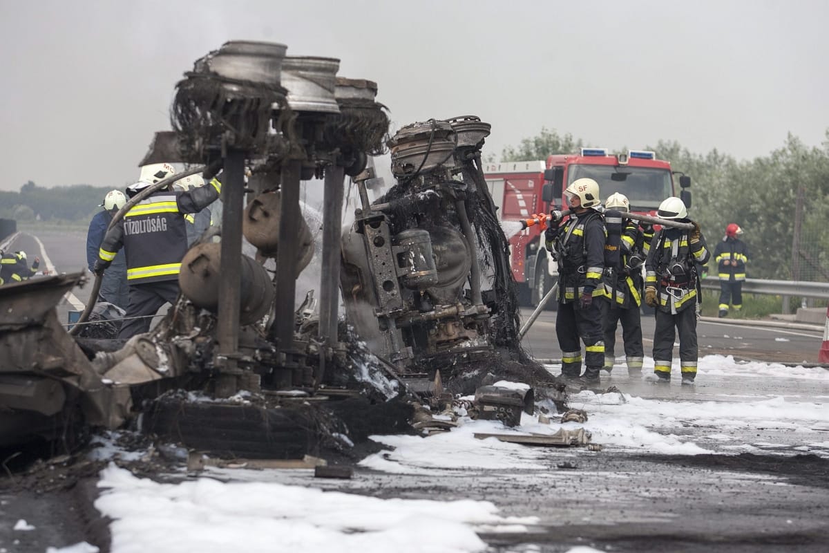 Lassabban engedik az autókat az M7-es baleset helyszínén