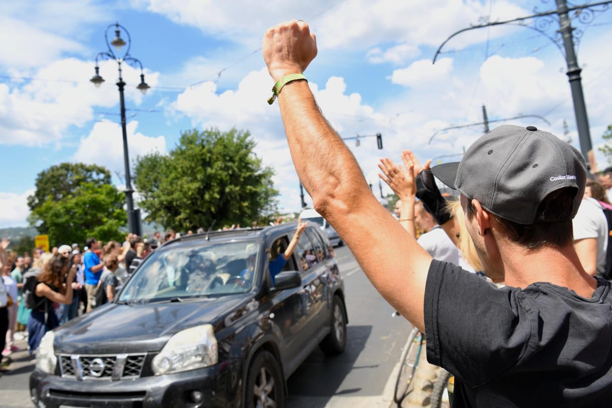 A Margit híd még mindig a tüntetőké, az Erzsébet hídi blokádnak vége - ilyen volt a katatörvény elleni demonstráció