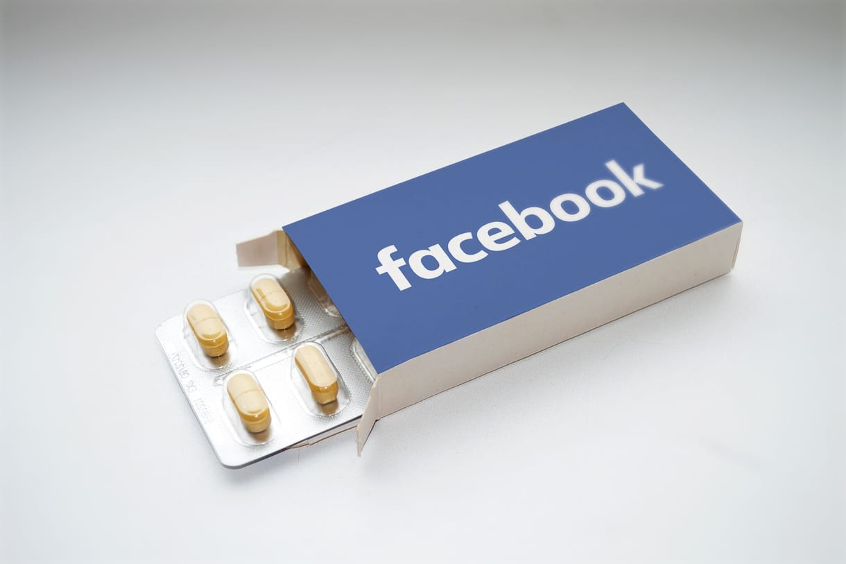 A lányok hajlamosabbak az okostelefon-függőségre, és a Facebookra is jobban rákattannak