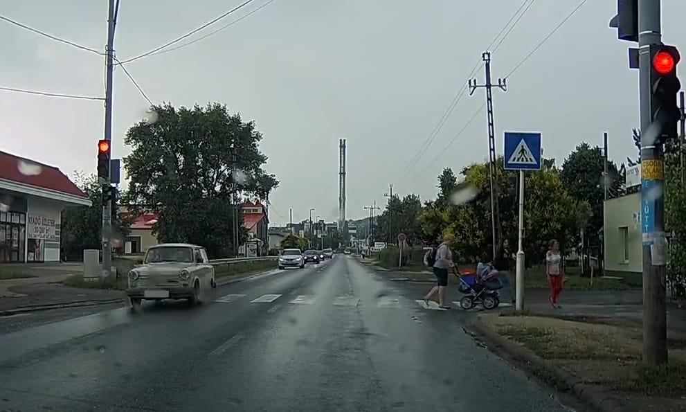 A nap videója: a dorogi trabantost nem zavarta a piros lámpa a zebránál