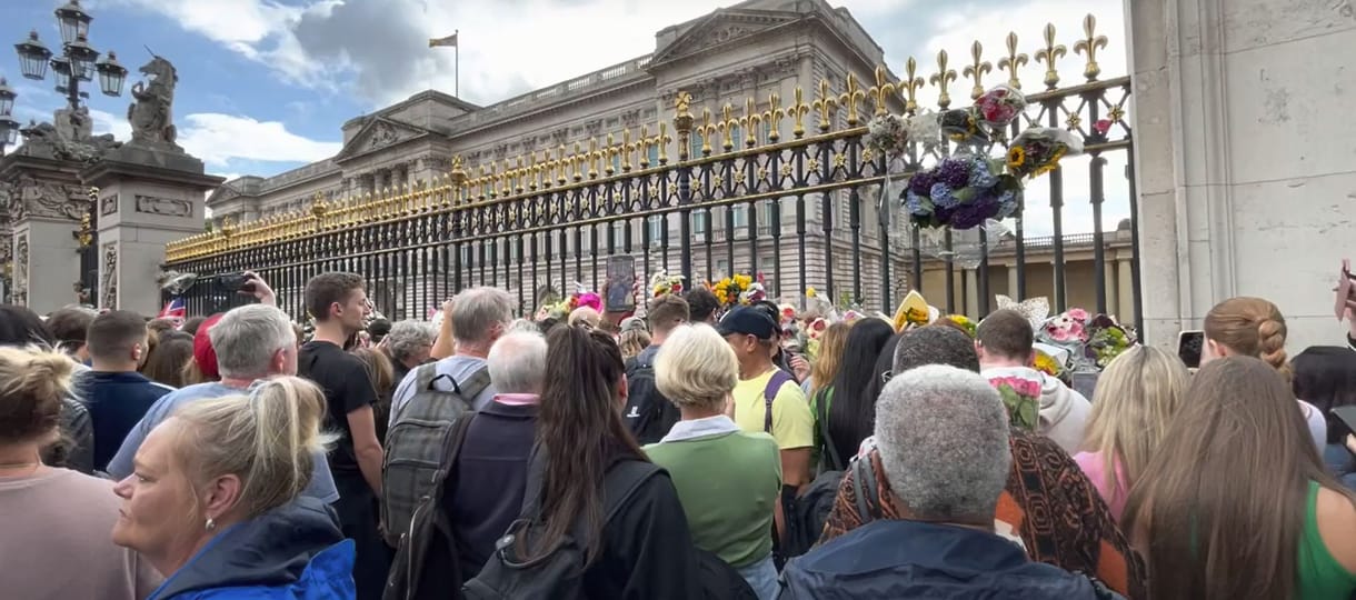 A hvg.hu tudósítója Londonból: Félórás a sor a Buckingham-palota kerítése előtt (videó)