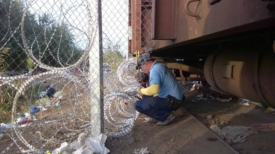 Több száz migráns vár az átkelésre a határon