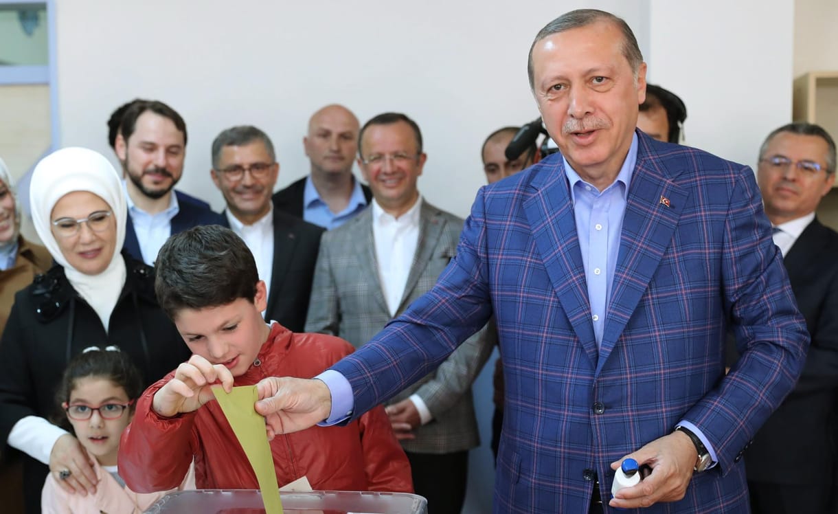 Erdogan már az első körben nyerhet, de pártja elveszítette abszolút parlamenti többségét