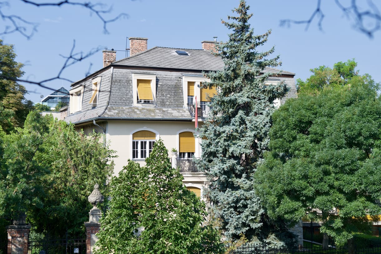 Szuverenitásvédelmi villa: augusztusig a hivatal még bérel egy állami épületet, pedig már beköltözött egy másikba