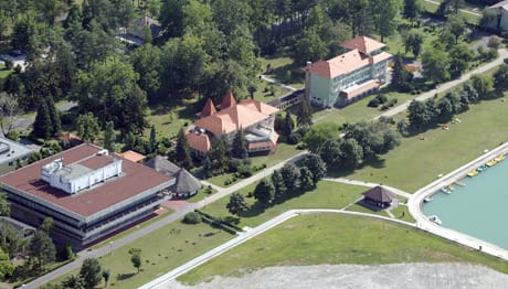 Mennyiért nyaralhat egy politikus Balatonőszödön?