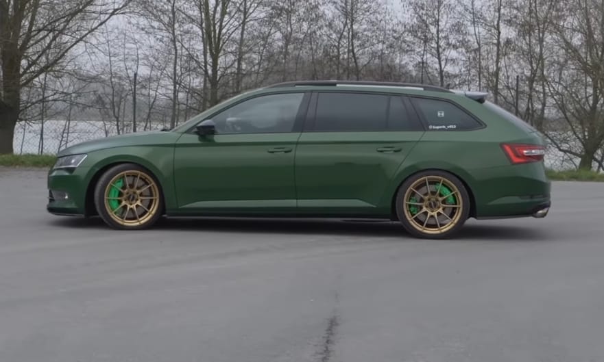 Sportkocsikat aláz a 720 lóerős 5 hengeres kombi Skoda Superb – videó