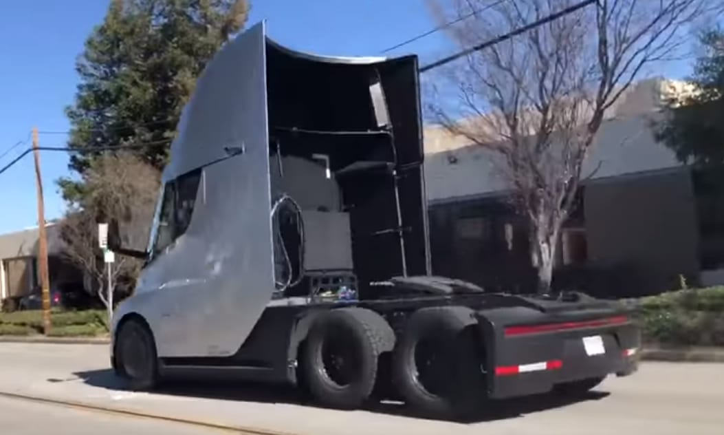 Van benne akarat: videón a Tesla villanykamion gumiégetős gyorsulása