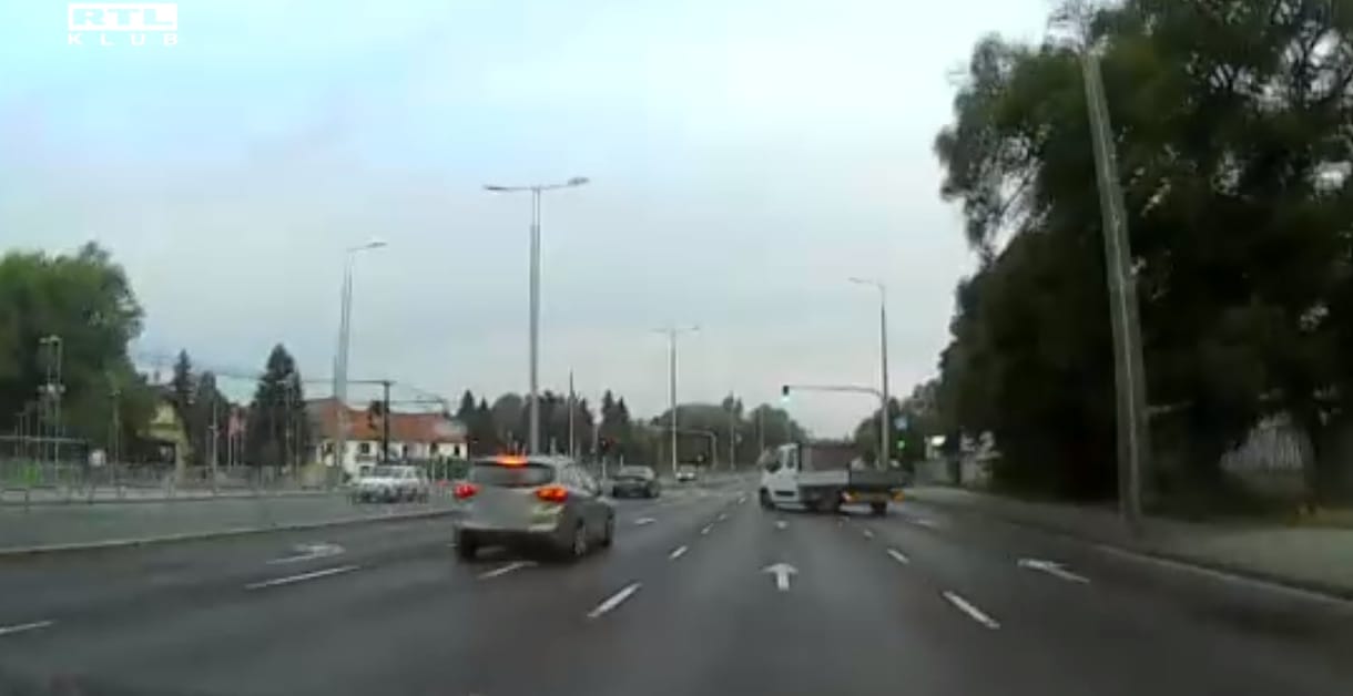 A videón látható teherkocsi előbb balesetet okozott, aztán tovább hajtott