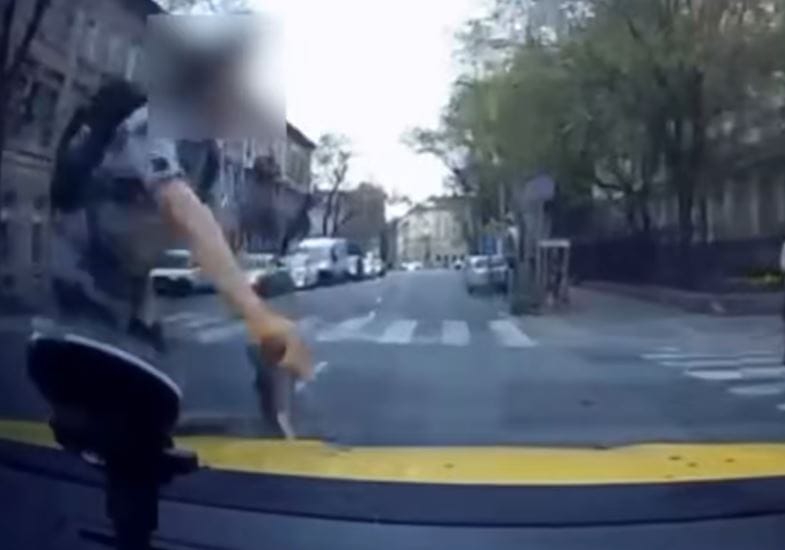 A Blahán a kerékpáros volt a gázoló, máshol a biciklist gázolták el, mert piroson ment át – videó