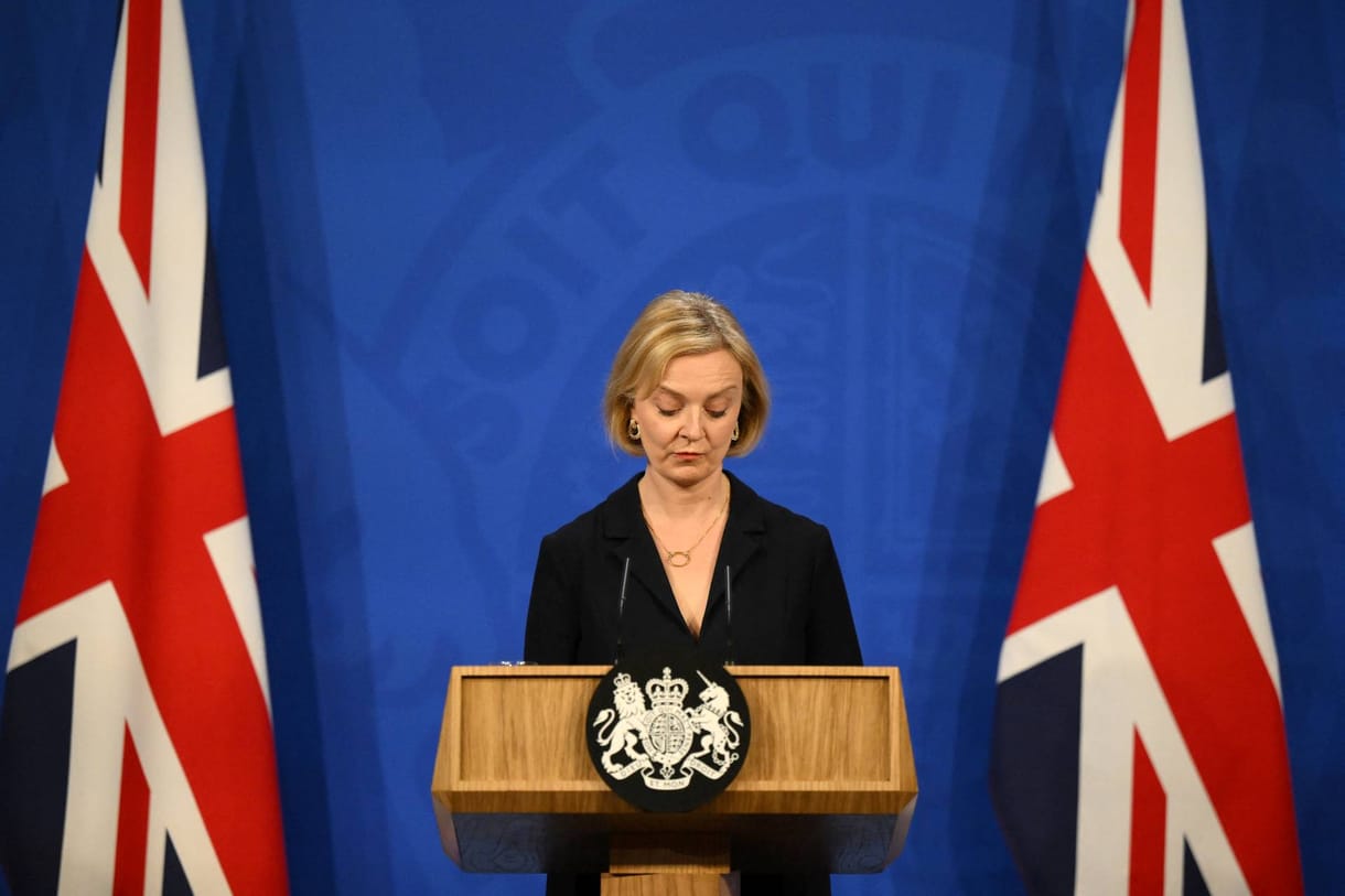 Nem mond le, de elnézést kért az elmúlt hetek hibáiért a brit miniszterelnök