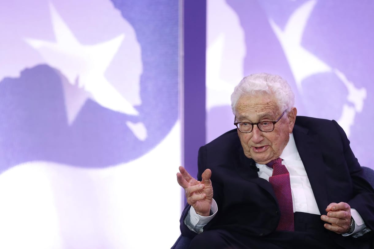Váratlanul Pekingbe látogatott a 100 éves Henry Kissinger