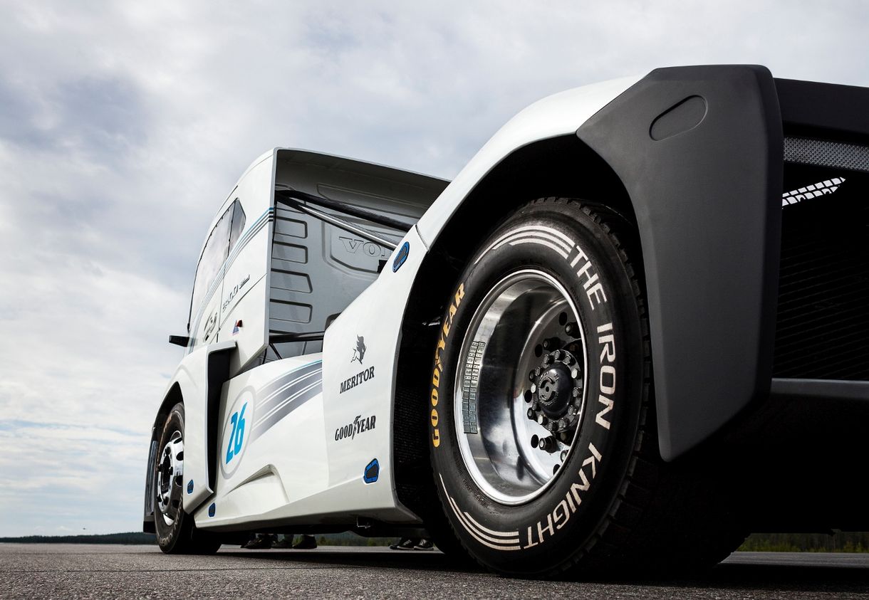Így döntött sebességrekordot a Volvo 2400 lóerős kamionja – videó