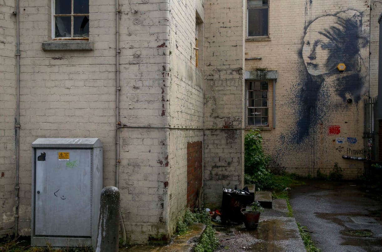 Maszkot húztak Banksy egyik alkotására is