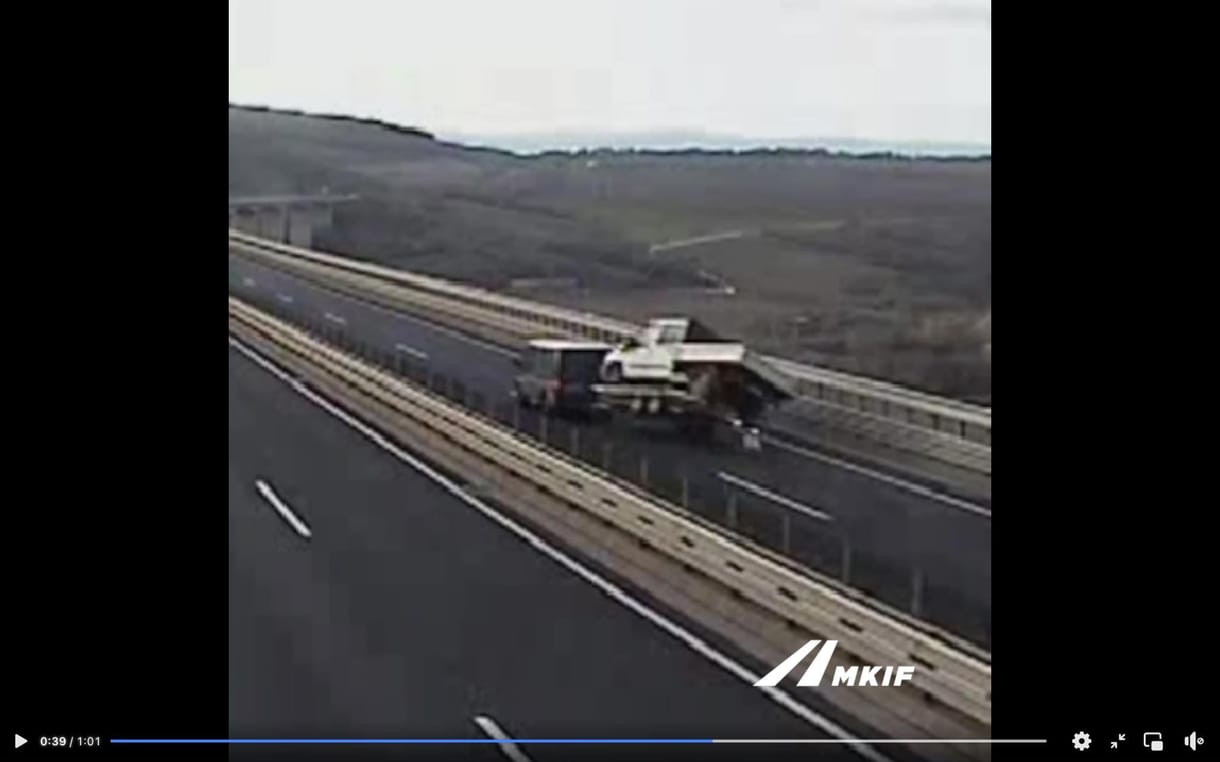 Felborult egy tréler a Köröshegyi völgyhídon a hatalmas szélben – videó