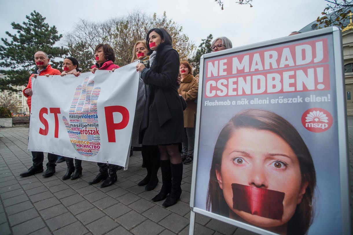 Fotó: Beragasztott szájjal tiltakoztak az MSZP–Párbeszéd képviselői a nők elleni erőszak ellen