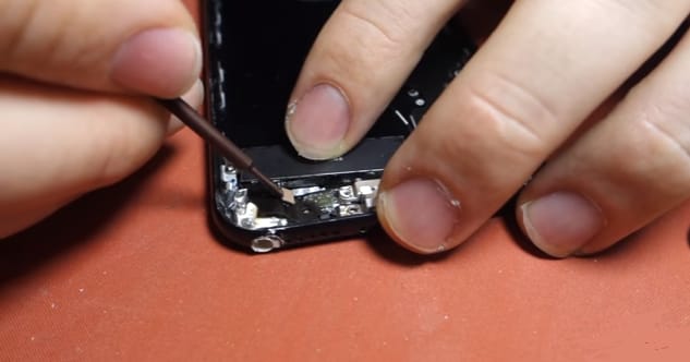 Elvette a fejhallgató-csatlakozót az Apple? Valaki visszatette az iPhone 7-re