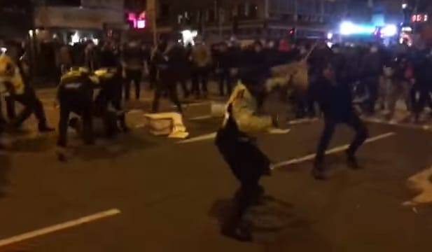 Videó: Véres zavargásokkal kezdődött a majom éve Hongkongban