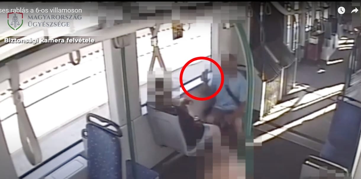 Vádat emeltek a villamoson lecsapó késes rabló ellen – videón a támadás