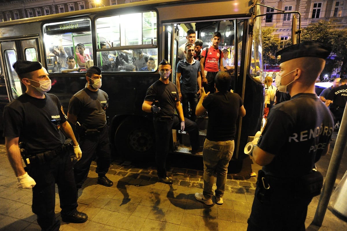 A debreceni vonatról szállították le a hasmenéssel küszködő menekülteket