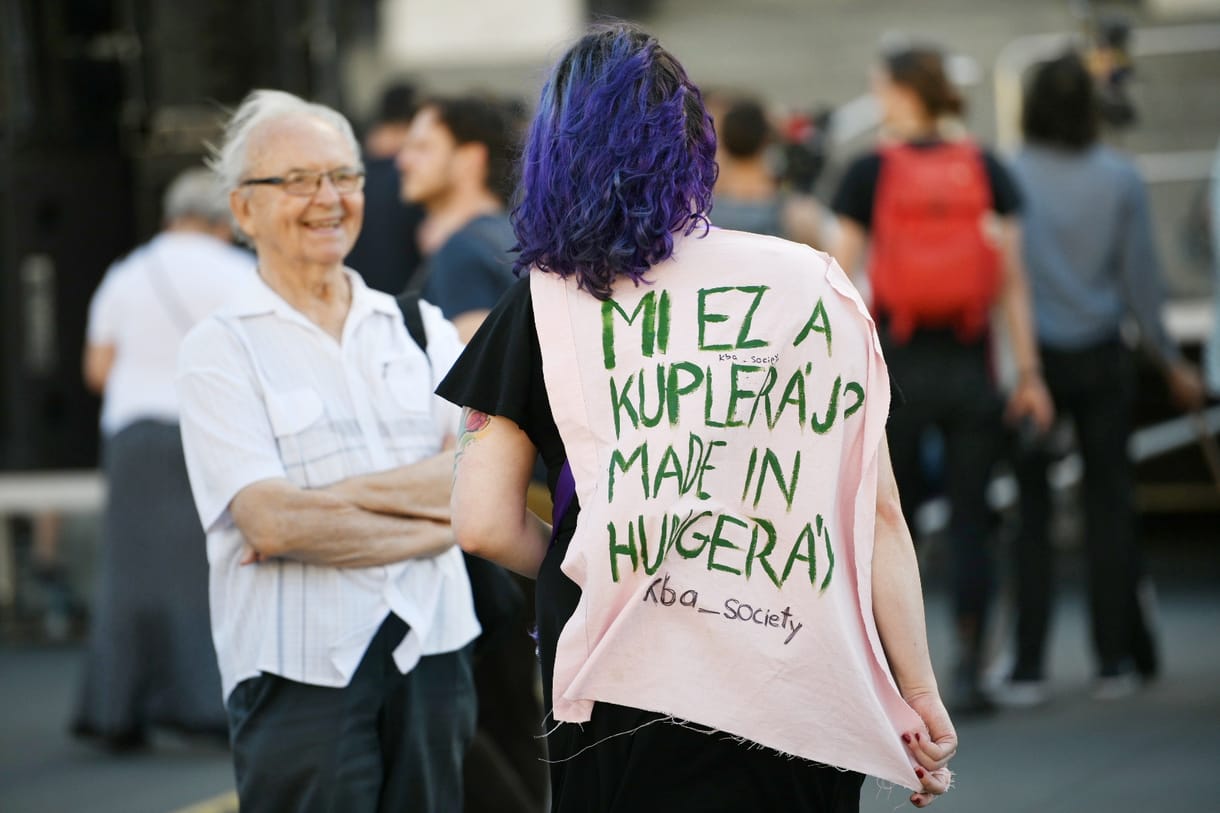 Itt tudja követni élő videóközvetítésünket a szerdai katatüntetésről