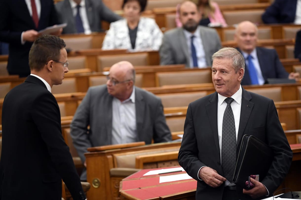 Maszkok és tesztek háborújába fulladt a parlamenti ülés