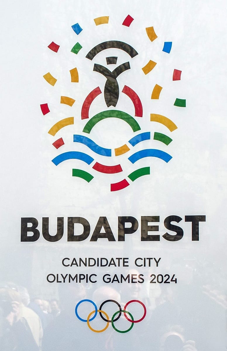 Uszályok a Parlamenttel szemben: így reklámozzuk az olimpiát és a vizes vb-t