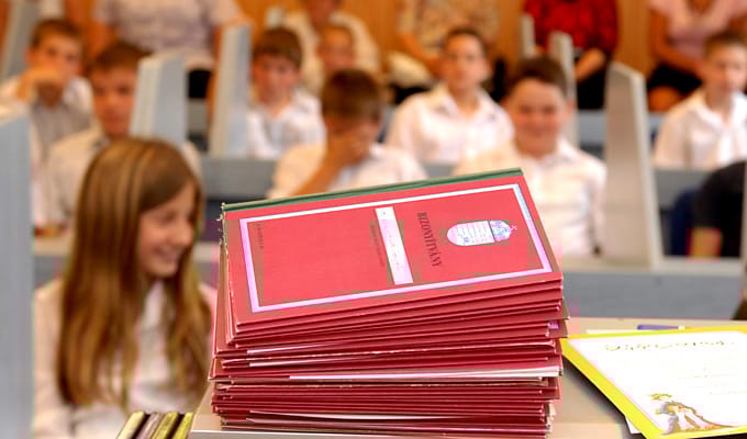 Átnevezte az elégséges osztályzatot az oktatási államtitkárság